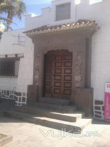 Placa de la Oficina de Información de Turismo de Las Palmas de G.C., en Santa Catalina. (2)