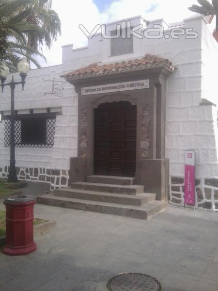Placa de la Oficina de Información de Turismo de Las Palmas de G.C., en Santa Catalina. (y 5)
