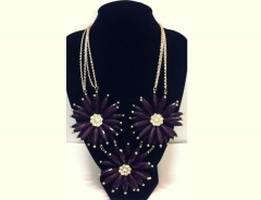 Collar flores morada