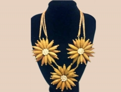Collar flores camel