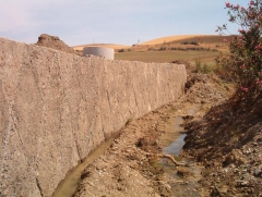Muro tierra armada anclado con cimentacin de hormign,  formato rombo