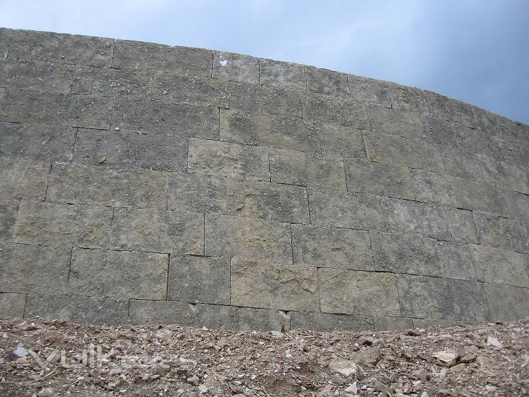 muro tierra armada,  formato rectangular cara vista, muro contra el impacto medioambiental .