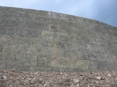 Muro tierra armada,  formato rectangular cara vista, muro contra el impacto medioambiental