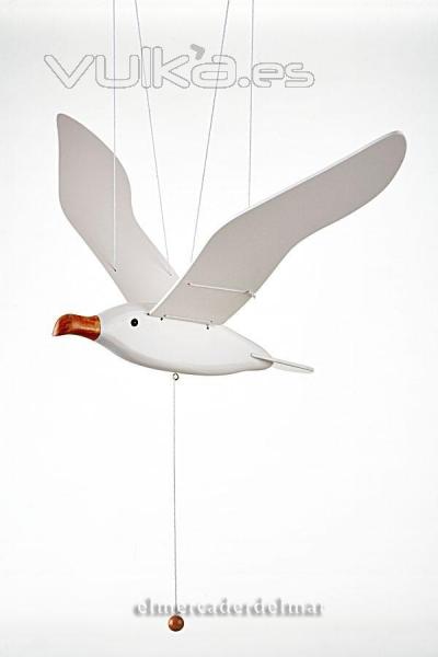 Móvil marinero de gaviota volando hecho en madera para la decoración marinera
