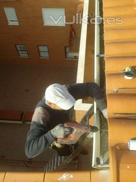 Instalando canaln de aluminio en edificio de tres plantas, comunidad de vecinos