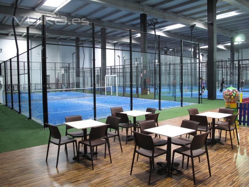 Cafetería del Pádel Indoor Vic (sillas Ara 315)