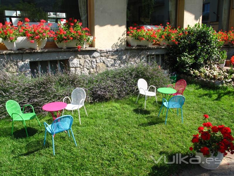 Zona infantil exterior del Hotel Catalunya Park de Ribes de Freser (sillas y mesas Baby Ronda)