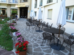 Exterior del hotel catalunya park de ribes de freser (sillas y mesas ronda)