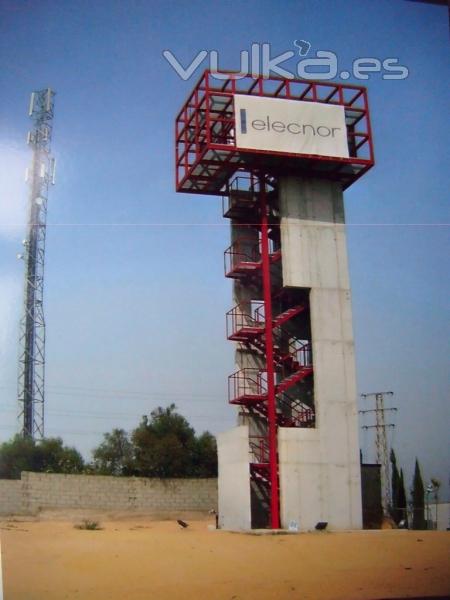 Escalera y revestimiento de torre entrenamiento de bomberos