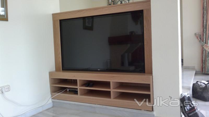Mueble de tv integrado a medida en roble natural macizo