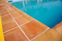 Baldosa remate o coronacin piscina manual antideslizante y no quema los pies en pleno sol de verano