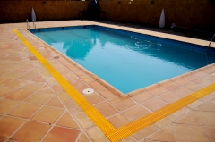 Baldosa remate o coronacion piscina manual antideslizante y no quema los pies en pleno sol de verano