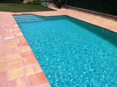 Baldosa remate o coronacin piscina manual antideslizante y no quema los pies en pleno sol de verano