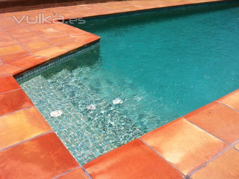 baldosa remate o coronacin piscina manual antideslizante y no quema los pies en pleno sol de verano