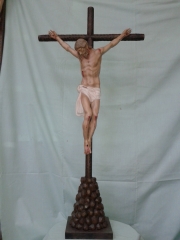 Cristo con peana calvario de madera