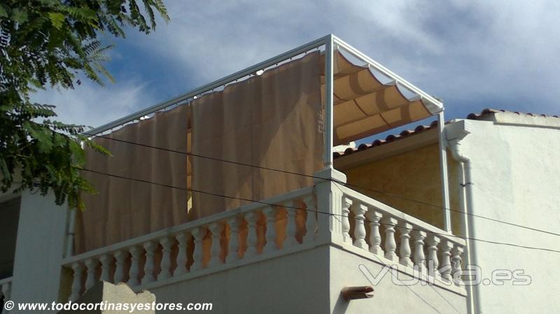 Pergola con cortinas laterales