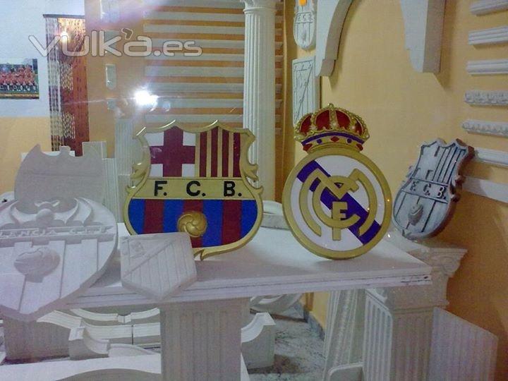 escudos de Real Madrid y Barcelona de escayola