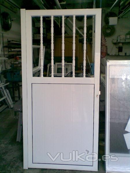 puerta en panel inferior y proteccion superior tubular