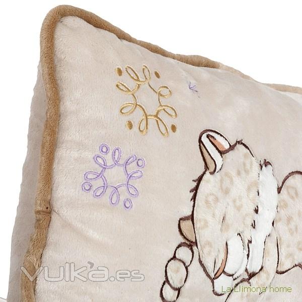 Nici peluches y complementos. Nici leopardo girl cojn rectangular 1 - La Llimona home