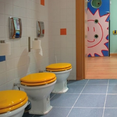 Nuestros baños están adaptados para que los niños aprendan a ser independientes.
