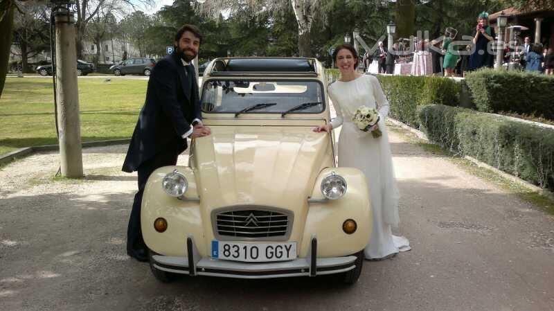 Estos novios eligieron el Citroen 2CV. Est impecable!!!