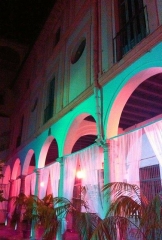 Iluminacion arquitectural en patio interior