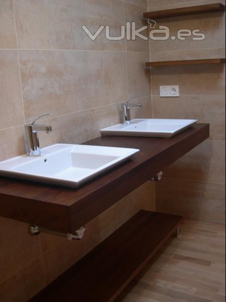 Encimera para lavabo en madera natural de Iroko