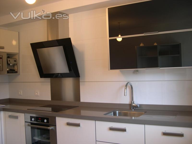 Combinacin perfecta entre un frente de formica en color crema y una meseta de silestone antibacterias chocolate