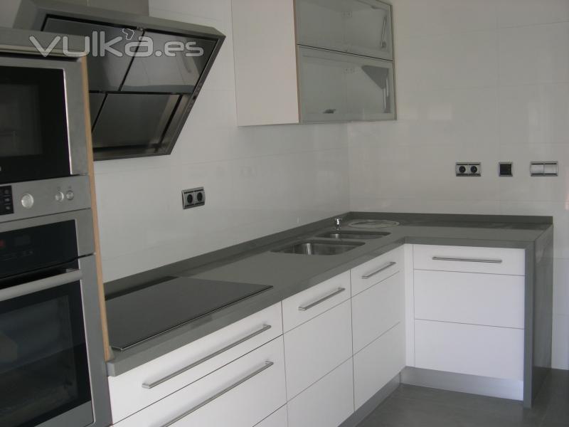 cocina en tablero marino, acabado blanco satinado