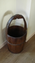 Antiguo cesto de madera