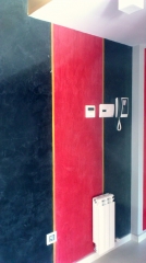 Estuco rojo y negro separado por franja dorada