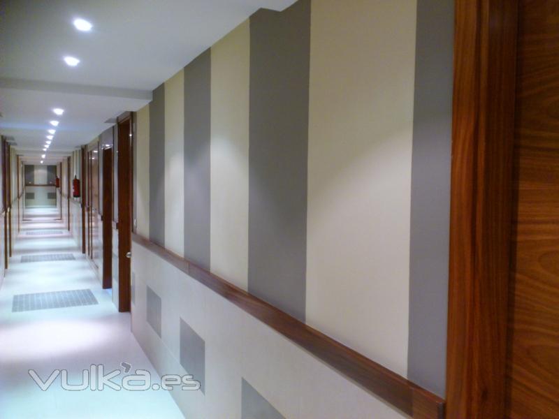 pasillo escalera con franjas de dos colore en plstico liso