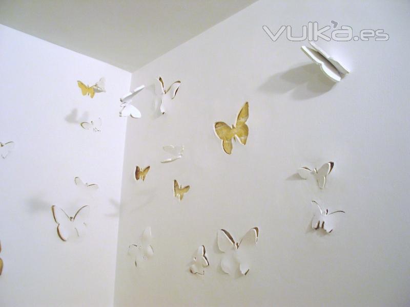 Curiosa decoracion de mariposas sobre las paredes