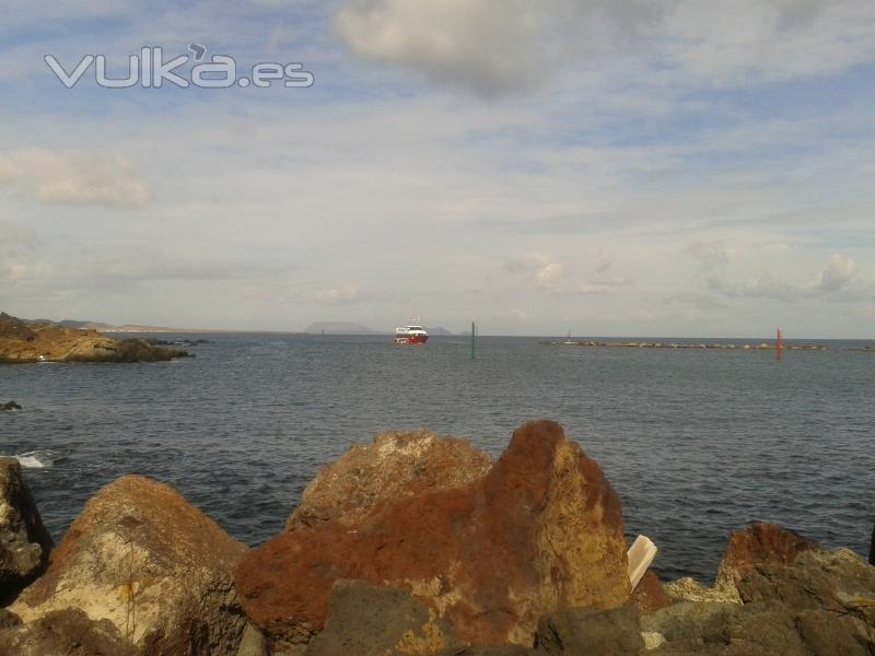 LLEGADA DEL BARCO QUE VA A LA GRACIOSA, A TRAVÉS DEL RIO.