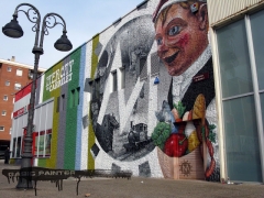 Decoracin exterior con graffiti mural y publicitario en mercat del carrilet a reus (tarragona)