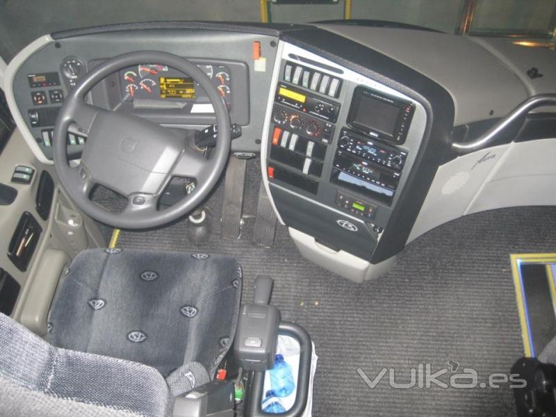 Gran equipamiento: ABS, ASR, Antivuelco, Cambio Automático, GPS, Control de velocidad, nevera.......