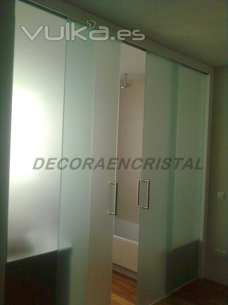 puertas en vidrio templado mate y dos fijos para cerrar el dormitorio del cuarto de bao 