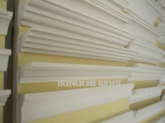 Molduras de escayola escalonadas y de pecho palomo en exposicion y catalogo