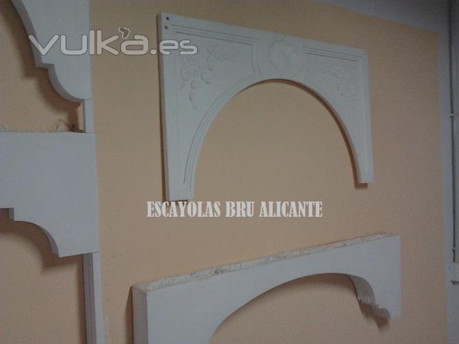 arcos de escayola en exposición en Santa Pola (Alicante)