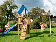 Parque infantil exterior hecho en madera
