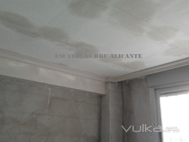 techo de escayola lisa y moldura de media caña, (trabajo realizado en Alicante)