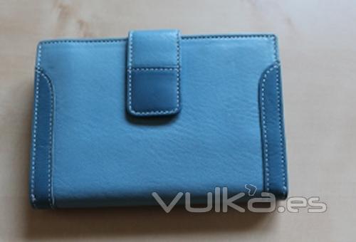 Cartera seora de piel azul.