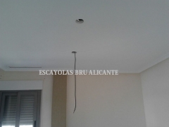 Techo de escayola con moldura de media cana dejando entrecalle de separacion