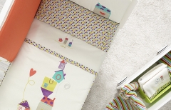 Colcha para cuna, y sabana, de la coleccion casitas crudo, de petit praia