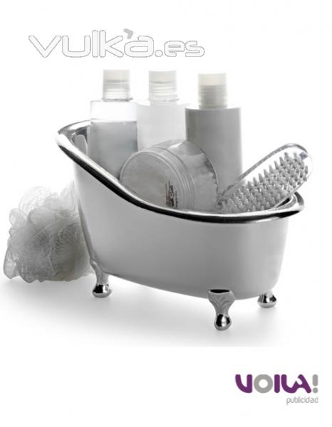 Set de baño con varios complementos, presentado en bañera decorativa