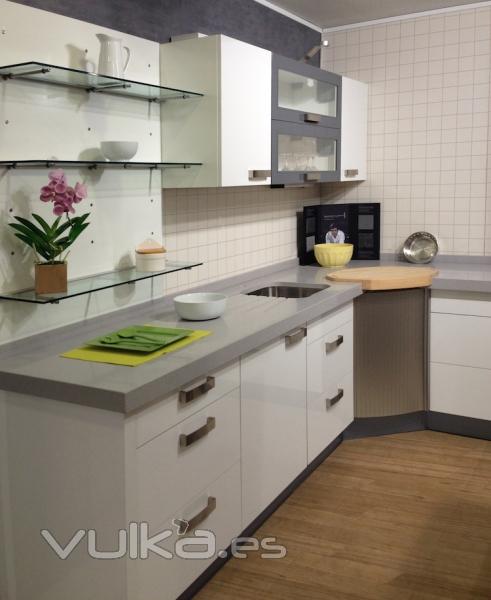 Muebles de cocina en color blanco, rinconera muy espaciosa.