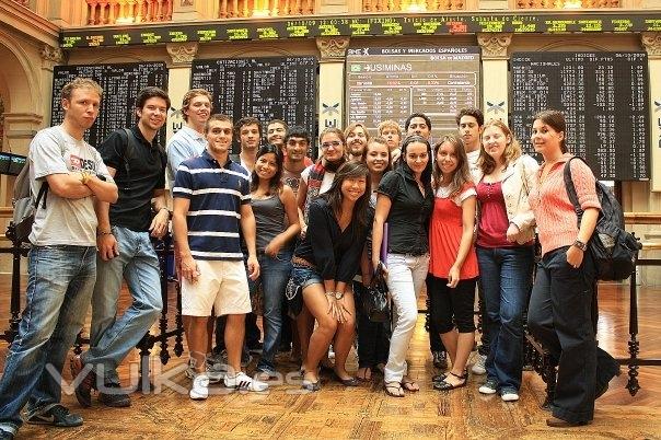 Students visit the Madrid Stock Exchange.