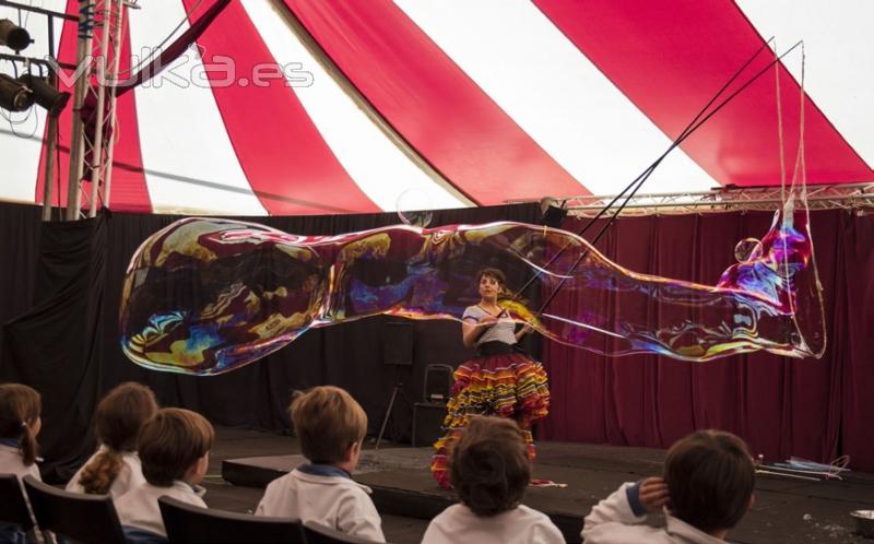 Porompomperas - Animacin infantil, eventos y espectculos con pompas de jabn gigantes - Granada, Sevilla, Mlaga, Cdiz, Huelva, Jan, Almera...