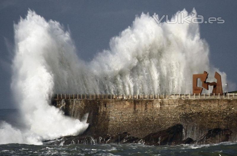 Donosti, una tarde de temporal 01.2014. AXA un lider en gestin de riesgos