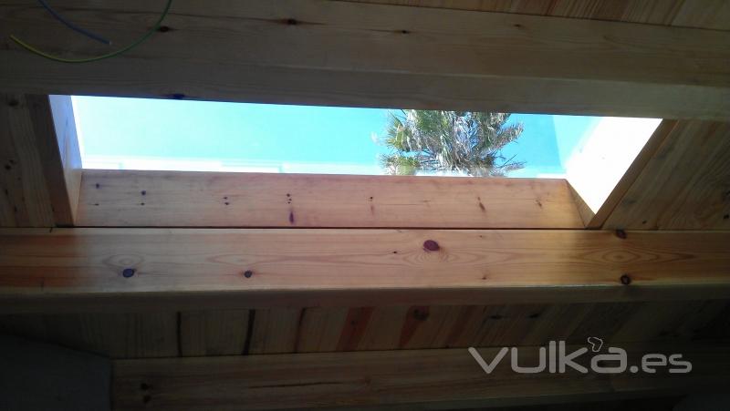 en techo de madera.